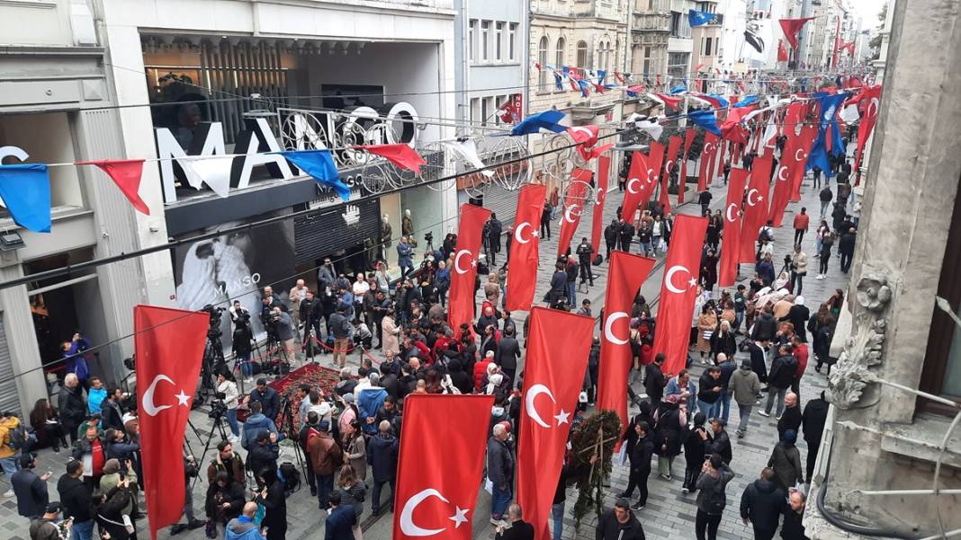 İstiklal Caddesi, Türk bayraklarıyla donatıldı 2